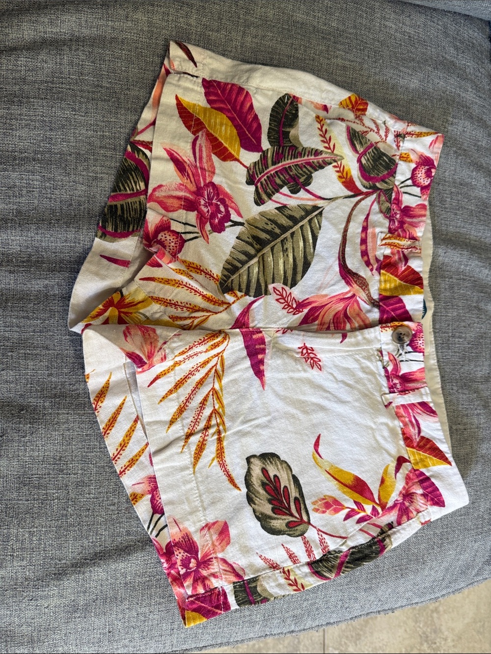 Old Navy Floral Linen-Blend Shorts in White, Pink, Yellow, Green